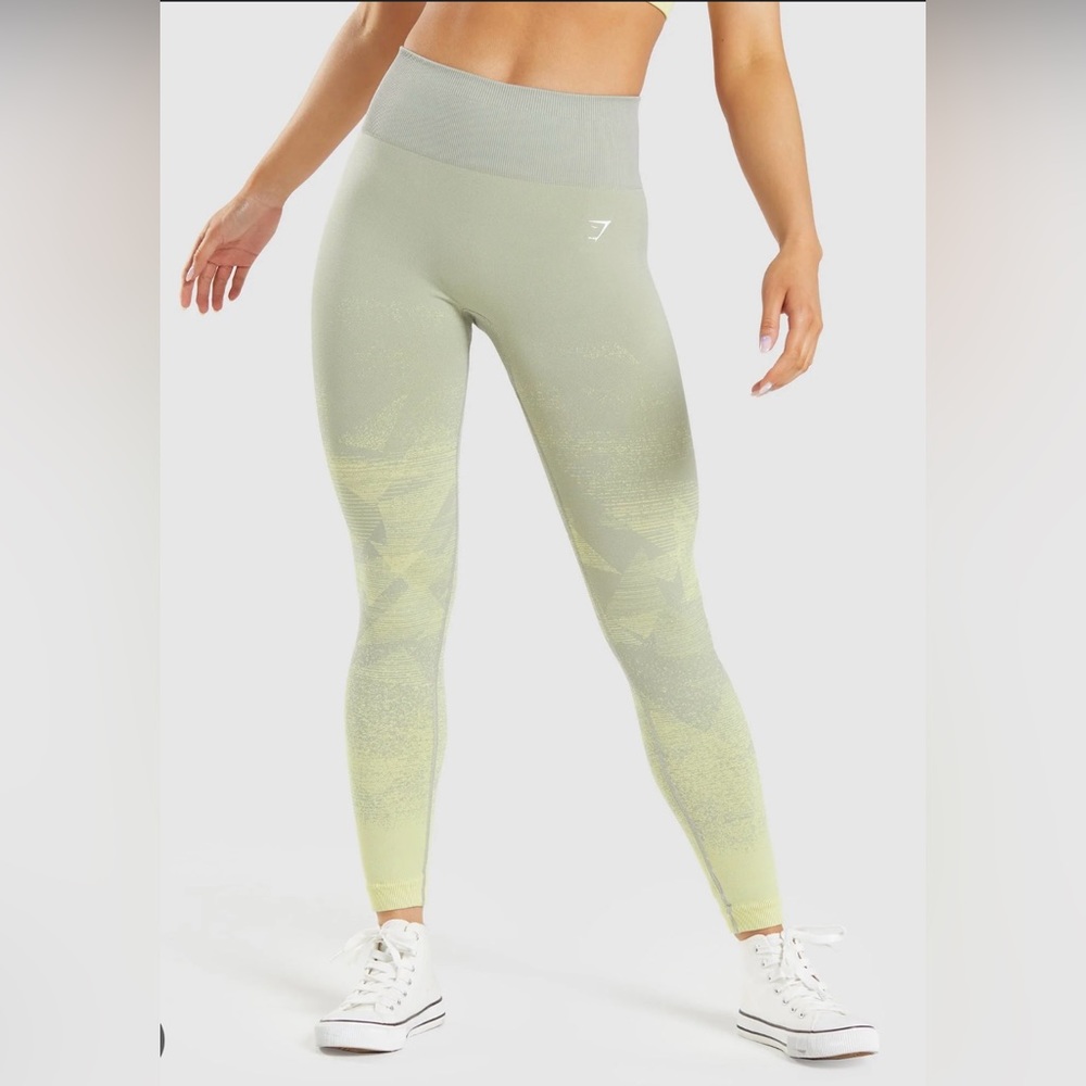 Gym Shark Small ADAPT OMBRE SEAMLESS LEGGINGS
Triangle | Taupe Grey Print